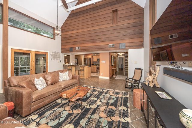 308 Lovers Lane, Ocean Springs, MS 39564