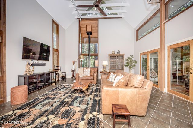 308 Lovers Lane, Ocean Springs, MS 39564