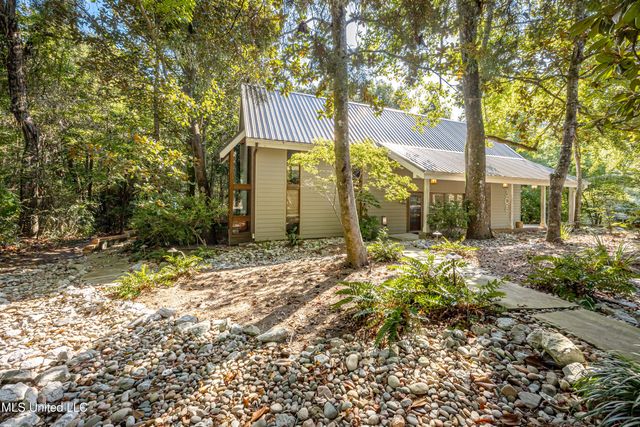 308 Lovers Lane, Ocean Springs, MS 39564