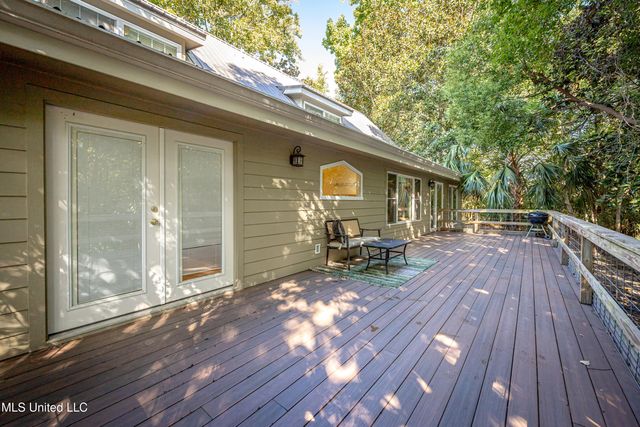 308 Lovers Lane, Ocean Springs, MS 39564