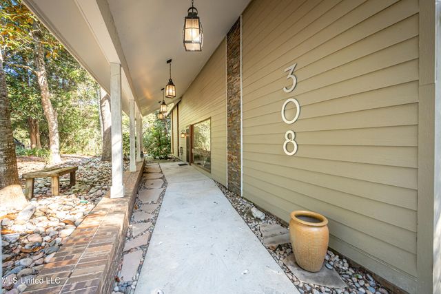 308 Lovers Lane, Ocean Springs, MS 39564