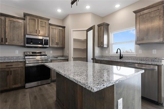 1502 SW Meadowlark Court, Oak Grove, MO 64075