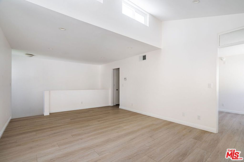 22125 Burbank Boulevard 7, Woodland Hills, CA 91367 — photo 3