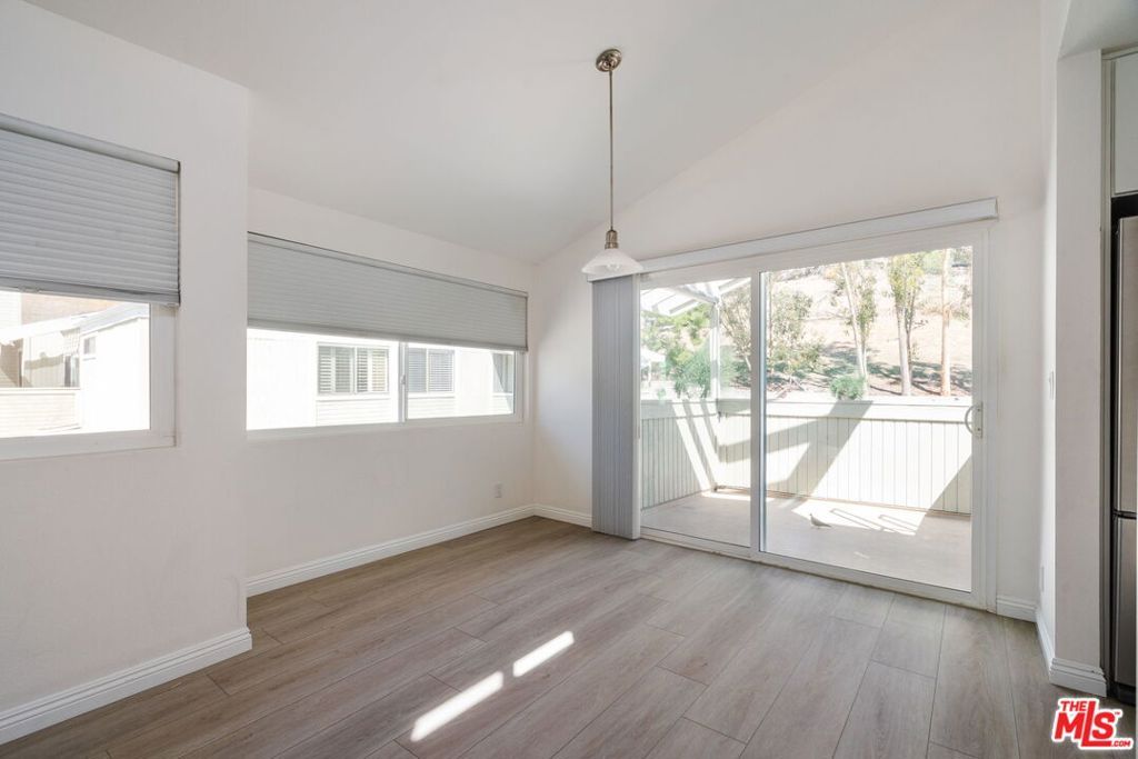 22125 Burbank Boulevard 7, Woodland Hills, CA 91367 — photo 4