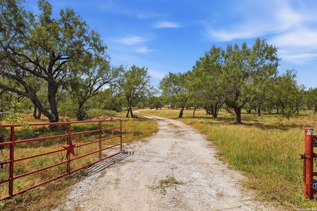 994 Quail Run, Lytle, TX 78052