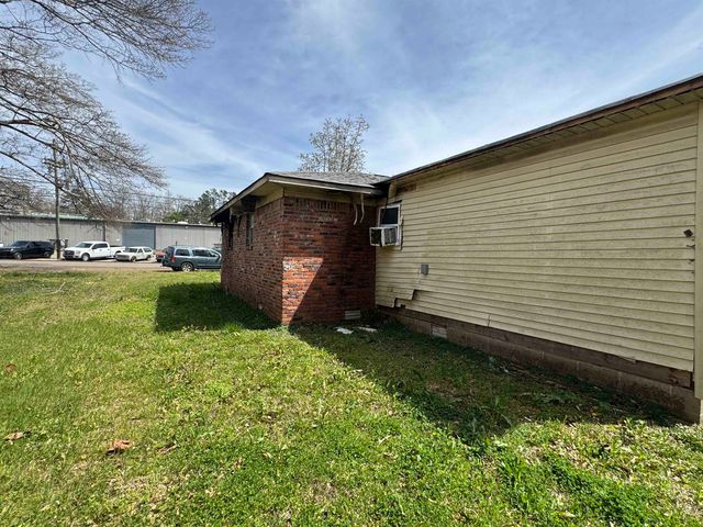 774 PEACH ST, Selmer, TN 38375