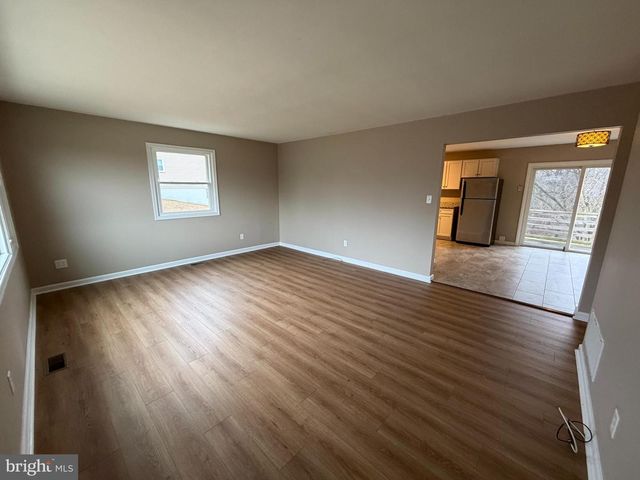 1528 LAKESHORE DR, Chambersburg, PA 17202