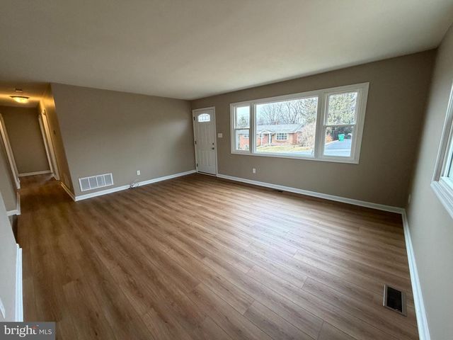 1528 LAKESHORE DR, Chambersburg, PA 17202