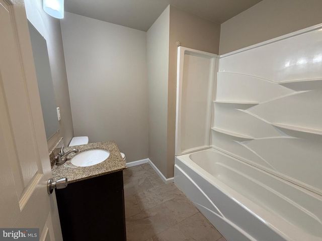 1528 LAKESHORE DR, Chambersburg, PA 17202