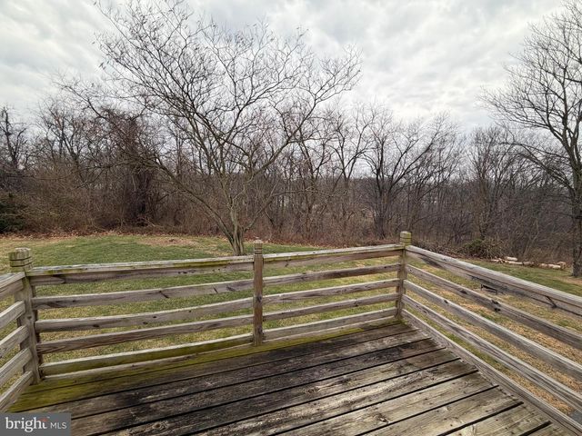 1528 LAKESHORE DR, Chambersburg, PA 17202