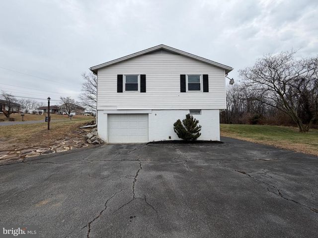 1528 LAKESHORE DR, Chambersburg, PA 17202