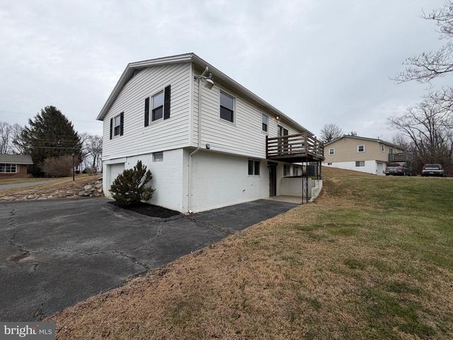 1528 LAKESHORE DR, Chambersburg, PA 17202