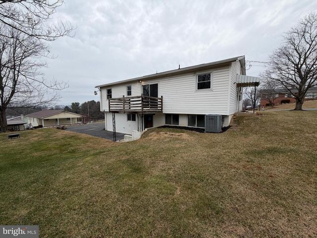 1528 LAKESHORE DR, Chambersburg, PA 17202
