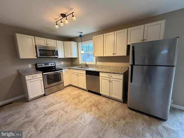 1528 LAKESHORE DR, Chambersburg, PA 17202