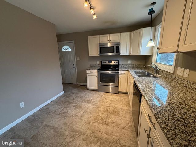 1528 LAKESHORE DR, Chambersburg, PA 17202