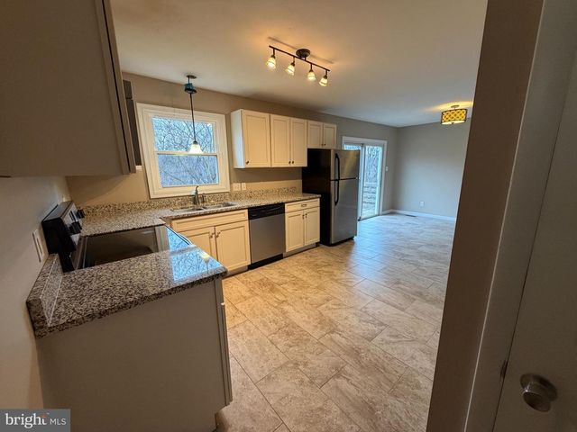 1528 LAKESHORE DR, Chambersburg, PA 17202