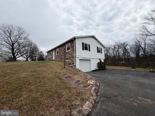 1528 LAKESHORE DR, Chambersburg, PA 17202