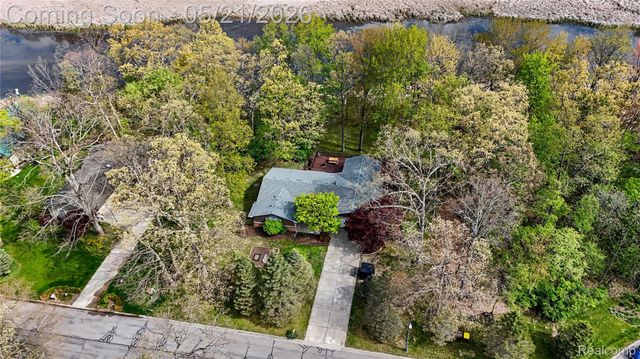 406 Fairwood Road, Pinckney Village, MI 48169