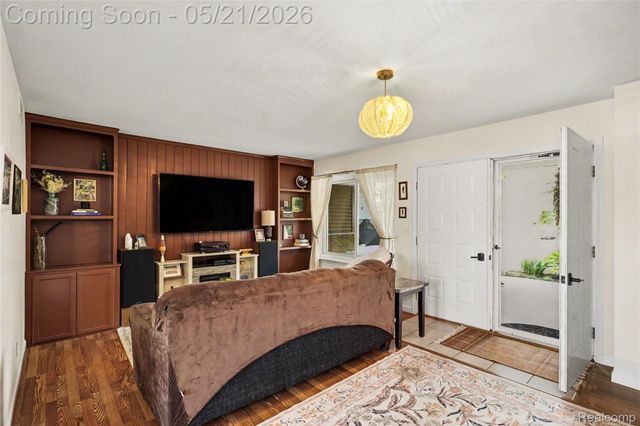 406 Fairwood Road, Pinckney Village, MI 48169