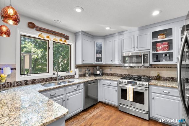 2 Brickham Way, Burlington, CT 06013