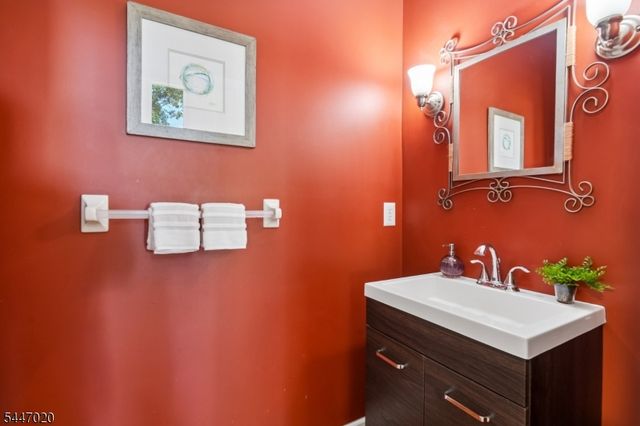 7 Coggins Ln, West Orange Twp., NJ 07052
