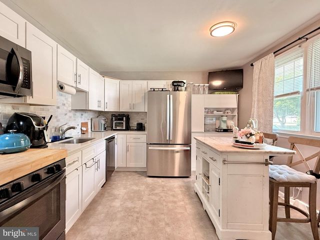 406 MEMORIAL AVE, Gloucester City, NJ 08030