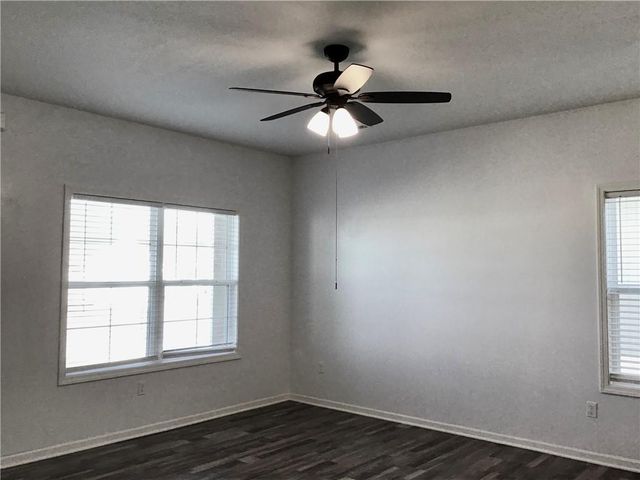 1740 S Park Drive, Tonganoxie, KS 66086