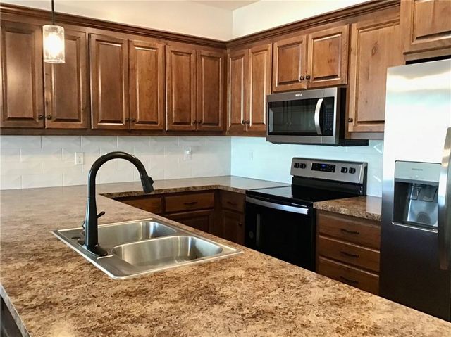 1740 S Park Drive, Tonganoxie, KS 66086