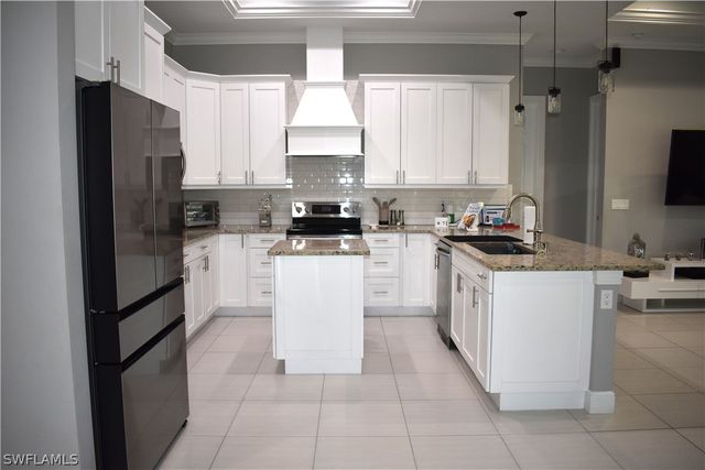 3841 4th AVE NE, Naples, FL 34120