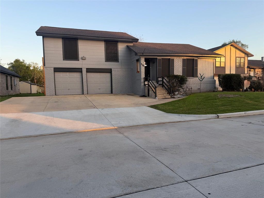 215 Briarcreek Street, Richwood, TX 77531