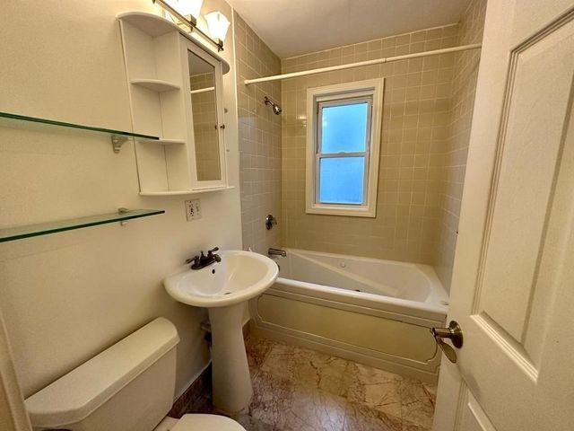 182-184 Cabot St 182, Newton, MA 02458