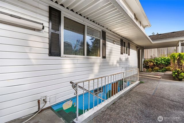 16745 Meridian Avenue N, Seattle, WA 98133