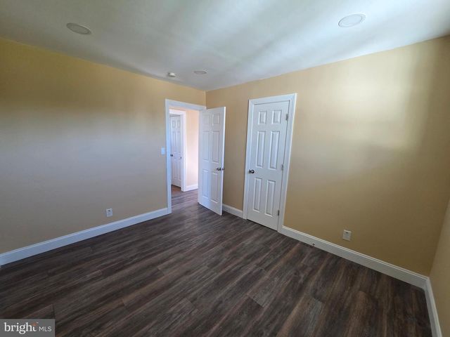 8 LACLEDE DR, Burlington Township, NJ 08016