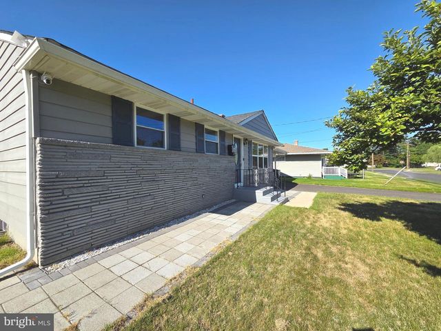 8 LACLEDE DR, Burlington Township, NJ 08016