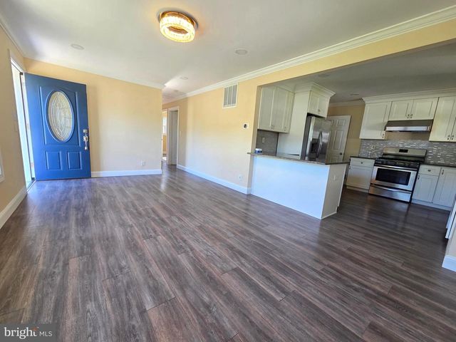 8 LACLEDE DR, Burlington Township, NJ 08016