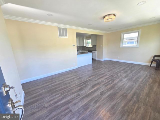 8 LACLEDE DR, Burlington Township, NJ 08016