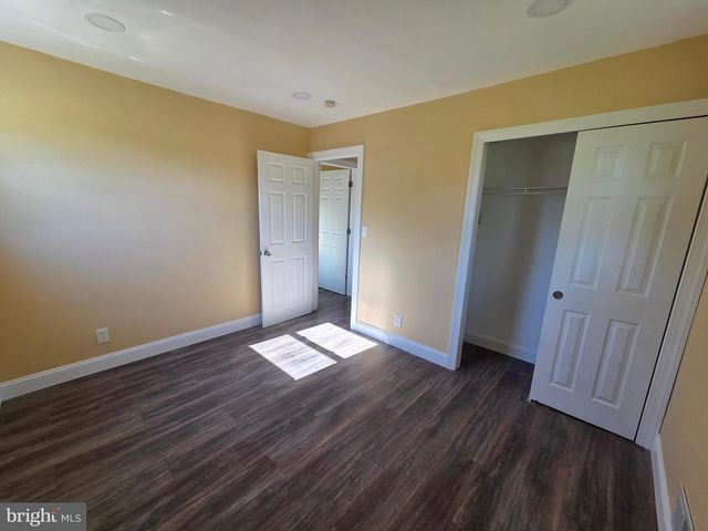 8 LACLEDE DR, Burlington Township, NJ 08016