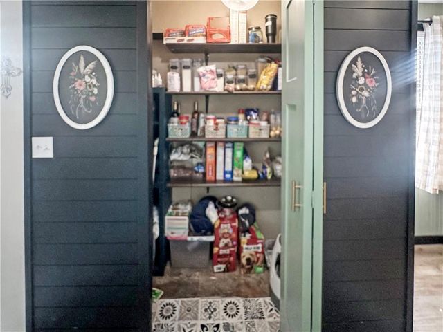 19617 Lakeview Avenue, Warsaw, MO 65355