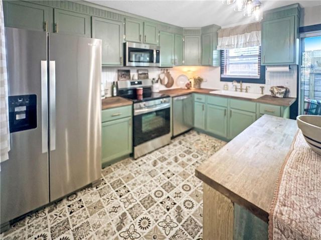 19617 Lakeview Avenue, Warsaw, MO 65355