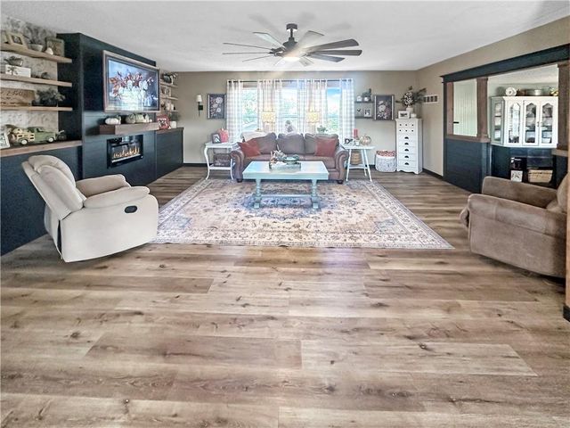 19617 Lakeview Avenue, Warsaw, MO 65355