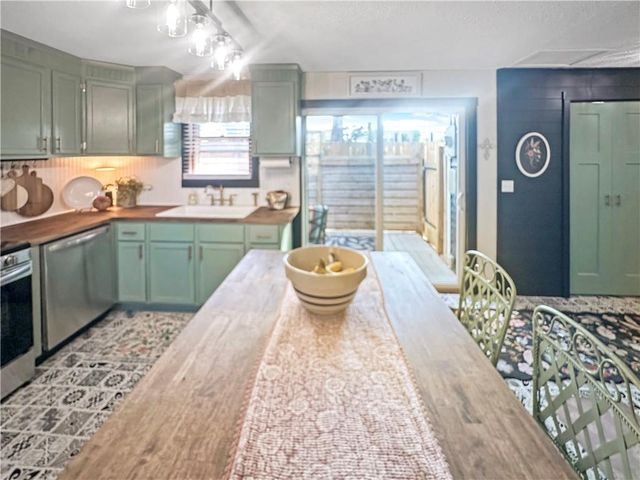 19617 Lakeview Avenue, Warsaw, MO 65355