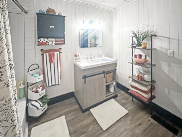 19617 Lakeview Avenue, Warsaw, MO 65355