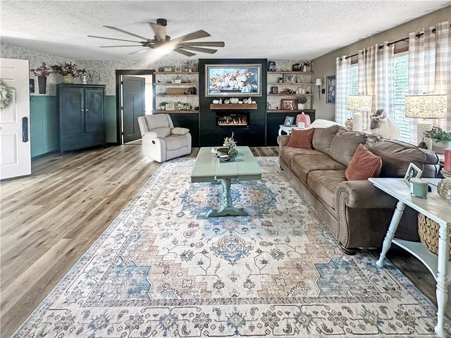 19617 Lakeview Avenue, Warsaw, MO 65355