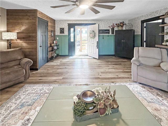 19617 Lakeview Avenue, Warsaw, MO 65355