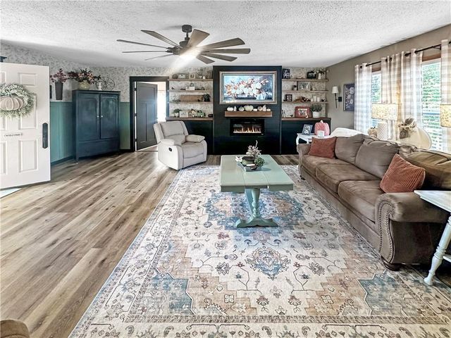 19617 Lakeview Avenue, Warsaw, MO 65355