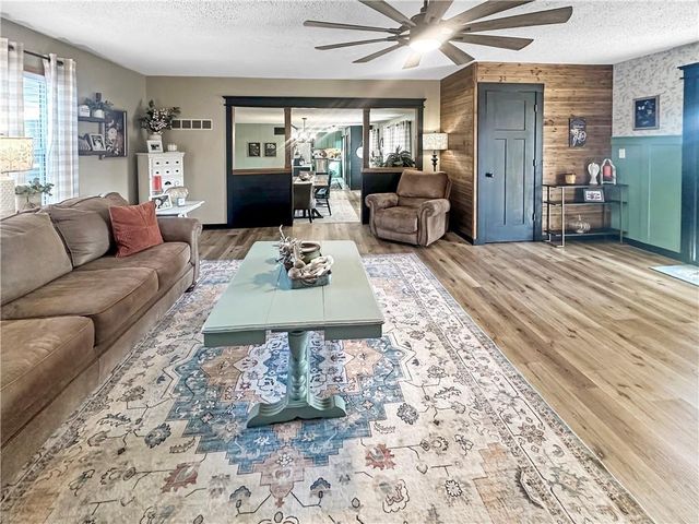 19617 Lakeview Avenue, Warsaw, MO 65355