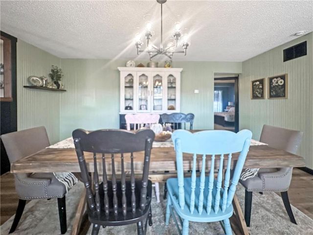 19617 Lakeview Avenue, Warsaw, MO 65355