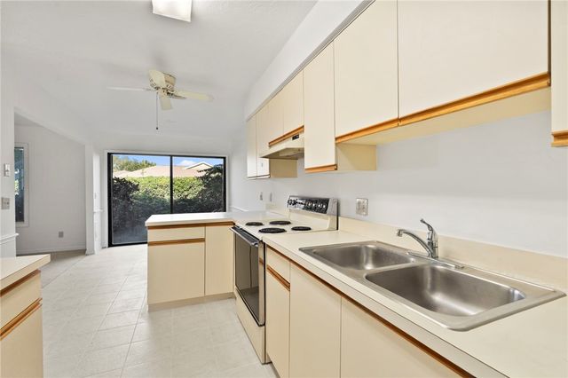 640 N Centre Court SW 101, Vero Beach, FL 32962