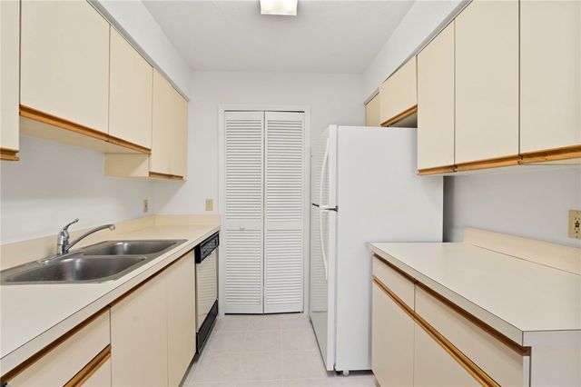 640 N Centre Court SW 101, Vero Beach, FL 32962