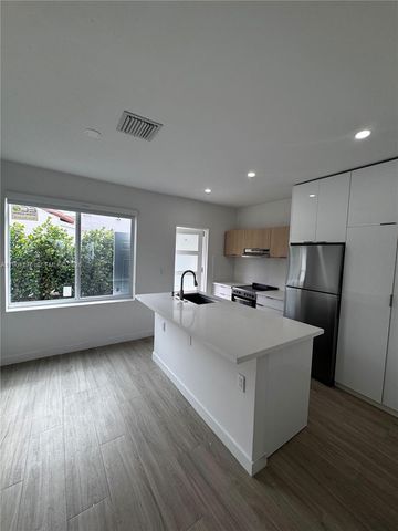 2855 Royal Palm Ave 2, Miami Beach, FL 33140